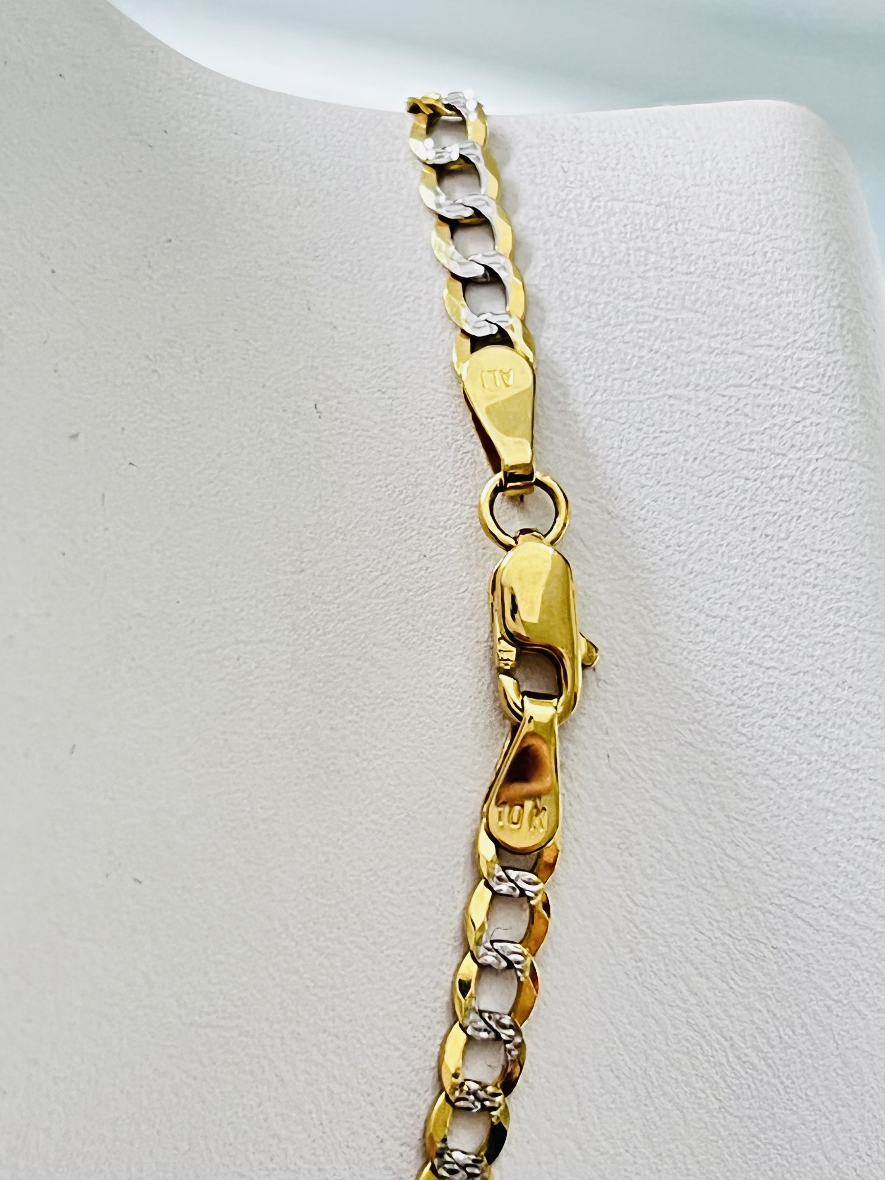 Curb Chain Link Necklace (10 mm) in Solid 10K Gold - Yellow Gold